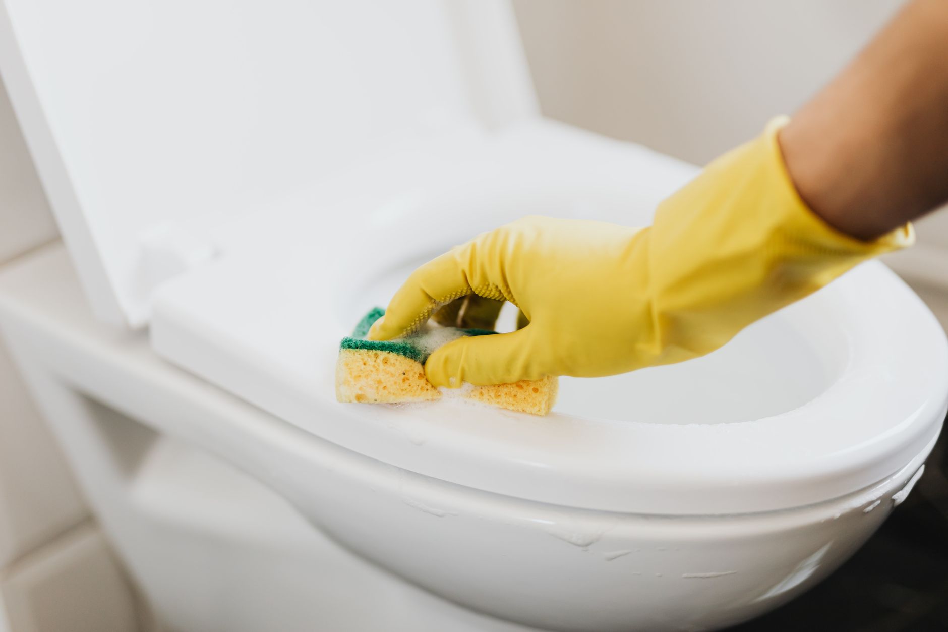 WC bouché : comprendre la panne avant de sortir la ventouse — plombier réparant WC bouché