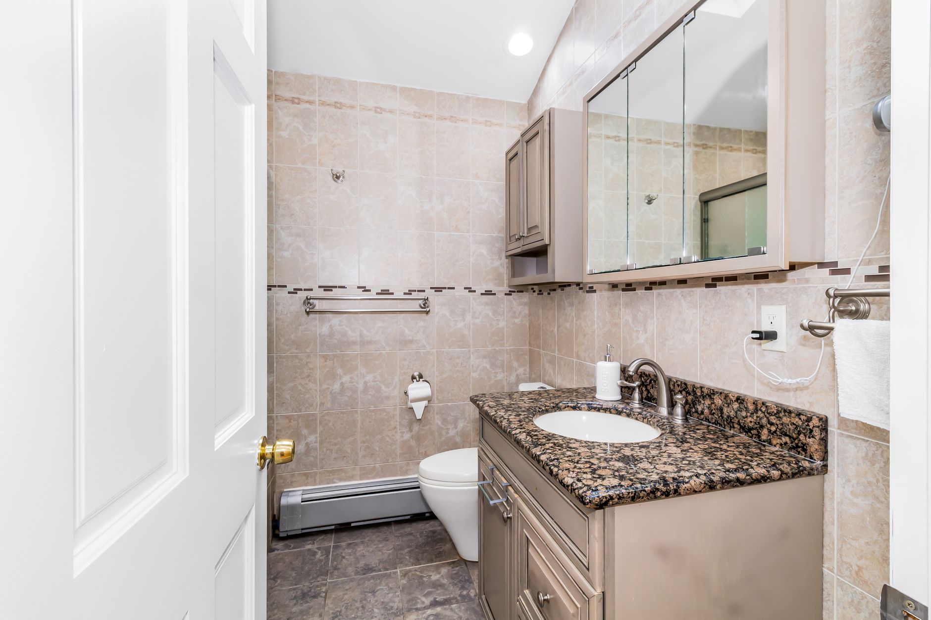 Humidité dans une salle de bain : quand un déshumidificateur devient vraiment utile — déshumidificateur en fonctionnement salle de bain