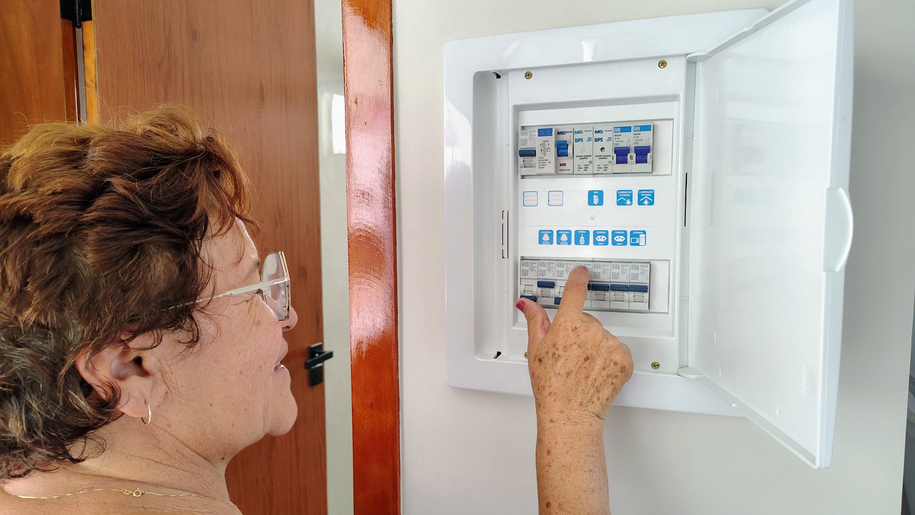 Disjoncteur général et architecture d’une installation électrique domestique — panneau de disjoncteurs électrique