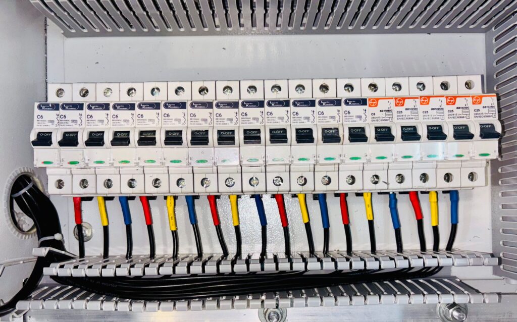 Le disjoncteur général rôle, types — panneau de disjoncteurs électrique