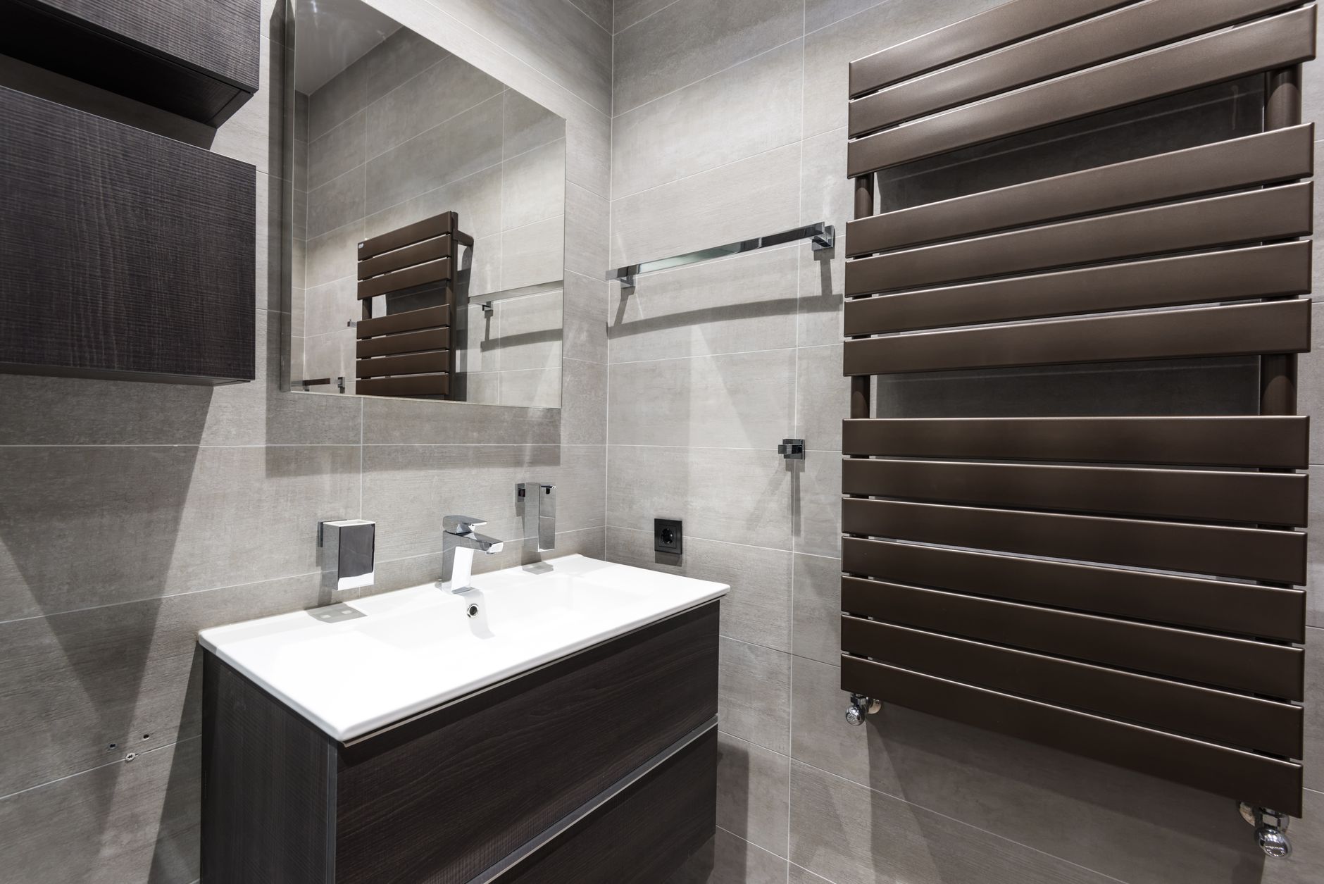 Radiateur pour salle de bain : ce qu’on attend vraiment d’un bon chauffage — radiateur moderne salle de bain sèche-serviettes