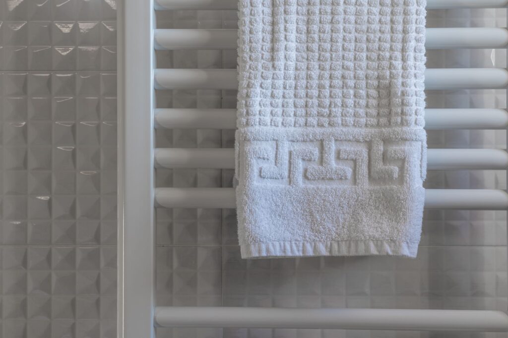 Quel radiateur choisir pour une — radiateur moderne salle de bain sèche-serviettes