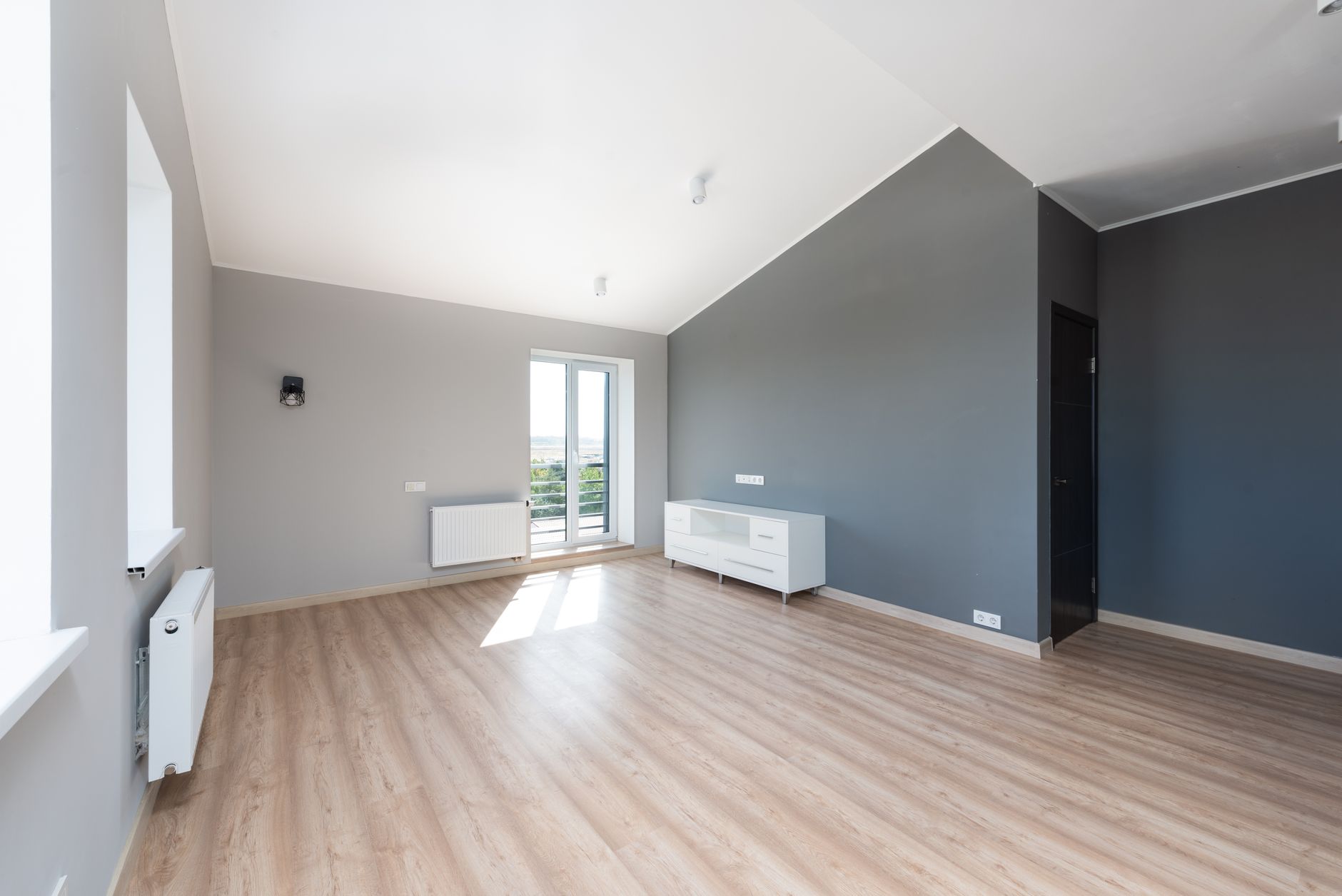 Radiateur électrique Atlantic dans le salon séjour : puissance, inertie et répartition de la chaleur — radiateur électrique dans un salon moderne