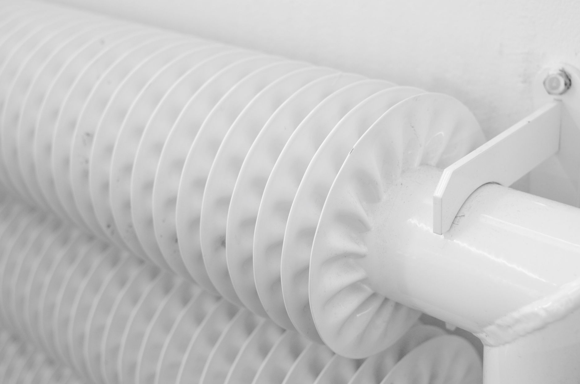 Comprendre le rôle des robinets thermostatiques dans la régulation thermique — gros plan sur robinet thermostatique