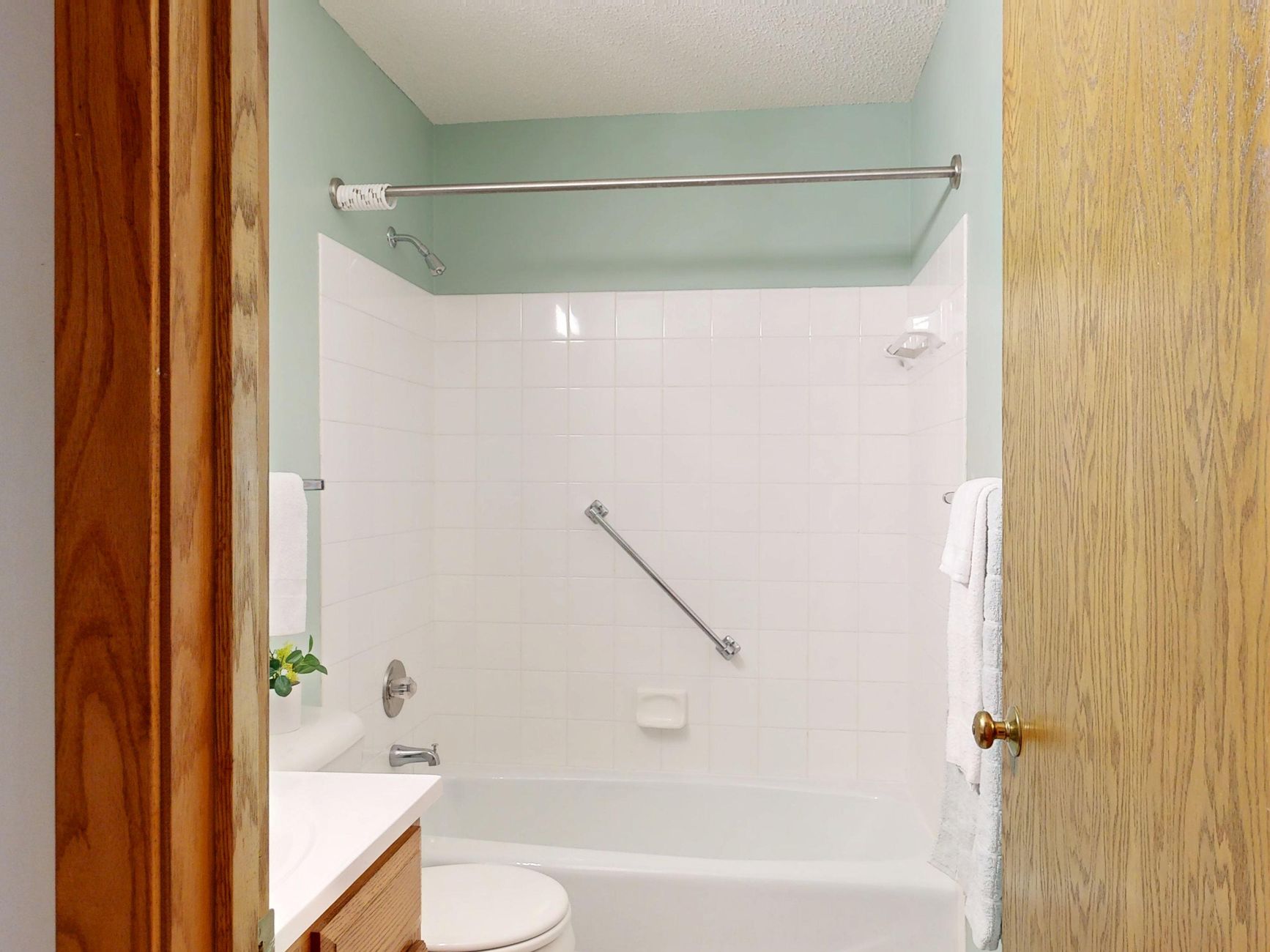 Normes accessibilité salle de bain PMR : ce que les textes prévoient et ce qui compte vraiment sur le terrain — salle de bain accessible avec barres d'appui