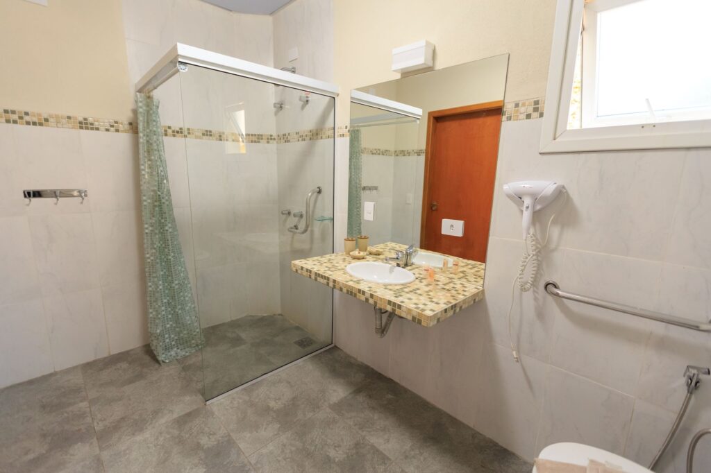 Salle de bain PMR normes, — salle de bain accessible avec barres d'appui