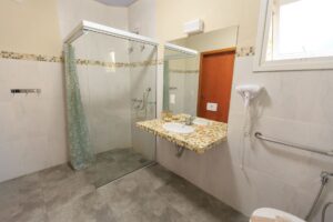 Salle de bain PMR normes, — salle de bain accessible avec barres d'appui