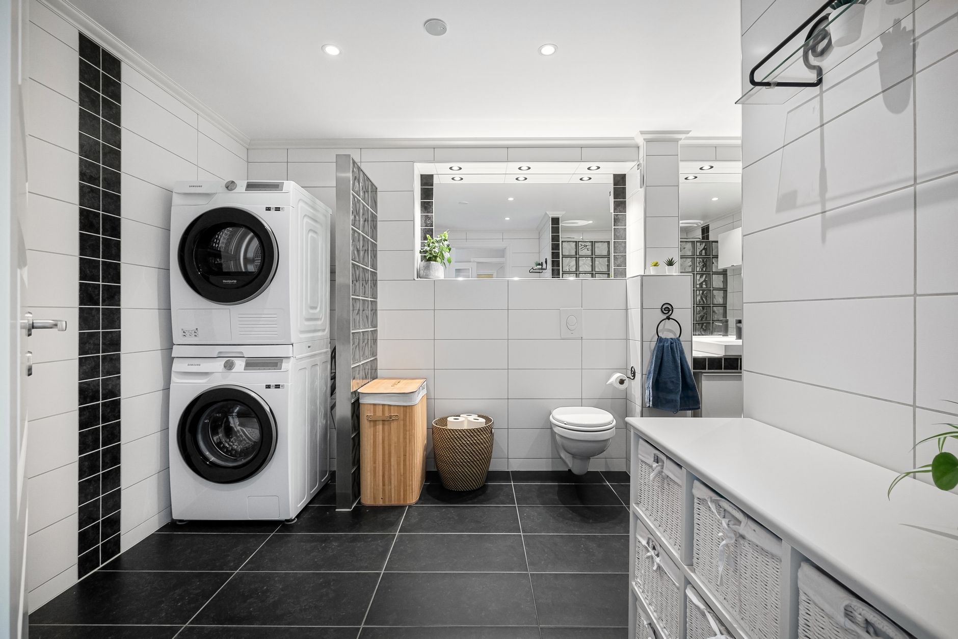 Fonctionnement d’un sèche-linge à pompe à chaleur expliqué pas à pas — sèche-linge à pompe à chaleur dans buanderie