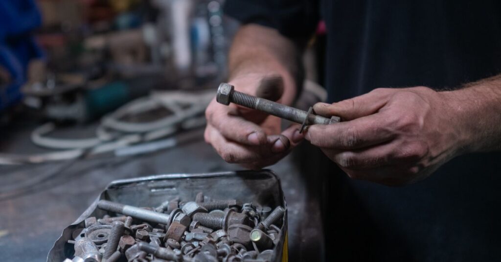 Découvrez l'importance essentielle du circlips en atelier : une petite pièce qui joue un grand rôle dans le maintien et la fiabilité des assemblages mécaniques.