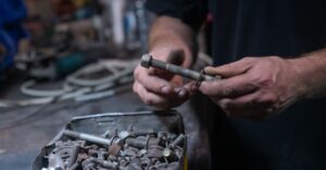 Découvrez l'importance essentielle du circlips en atelier : une petite pièce qui joue un grand rôle dans le maintien et la fiabilité des assemblages mécaniques.