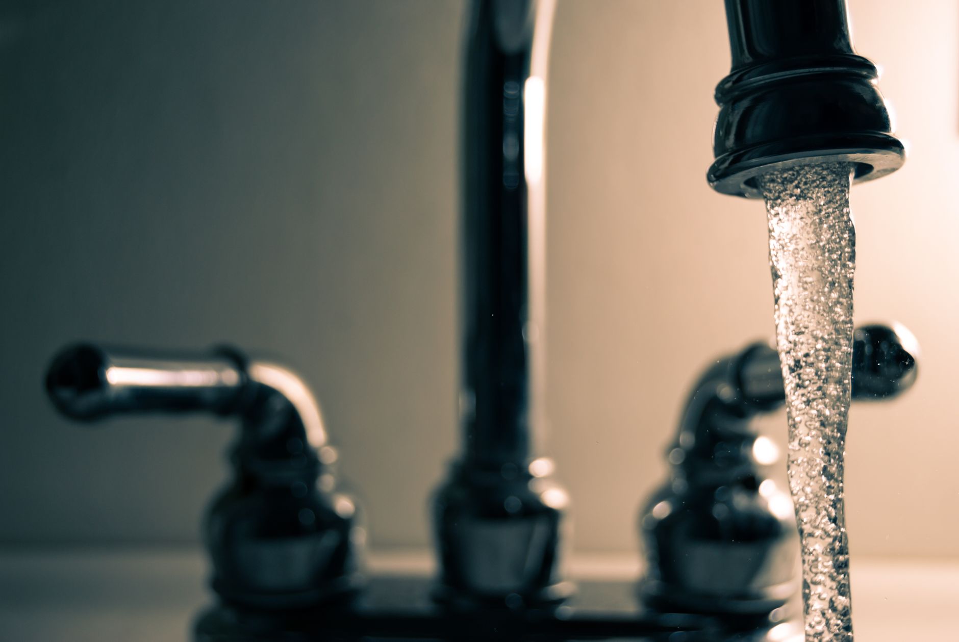 Comment un robinet transforme la pression de l’eau en flux maîtrisé — robinet de cuisine avec eau qui coule