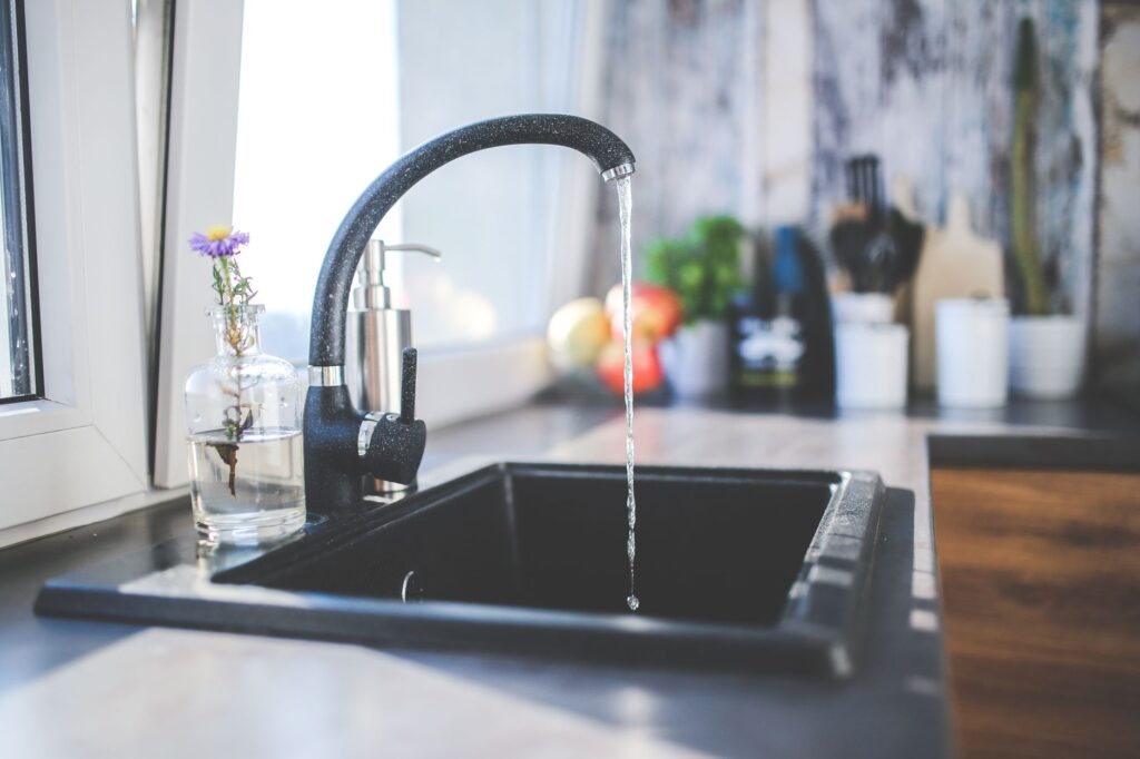Comment fonctionne un robinet ? — robinet de cuisine avec eau qui coule