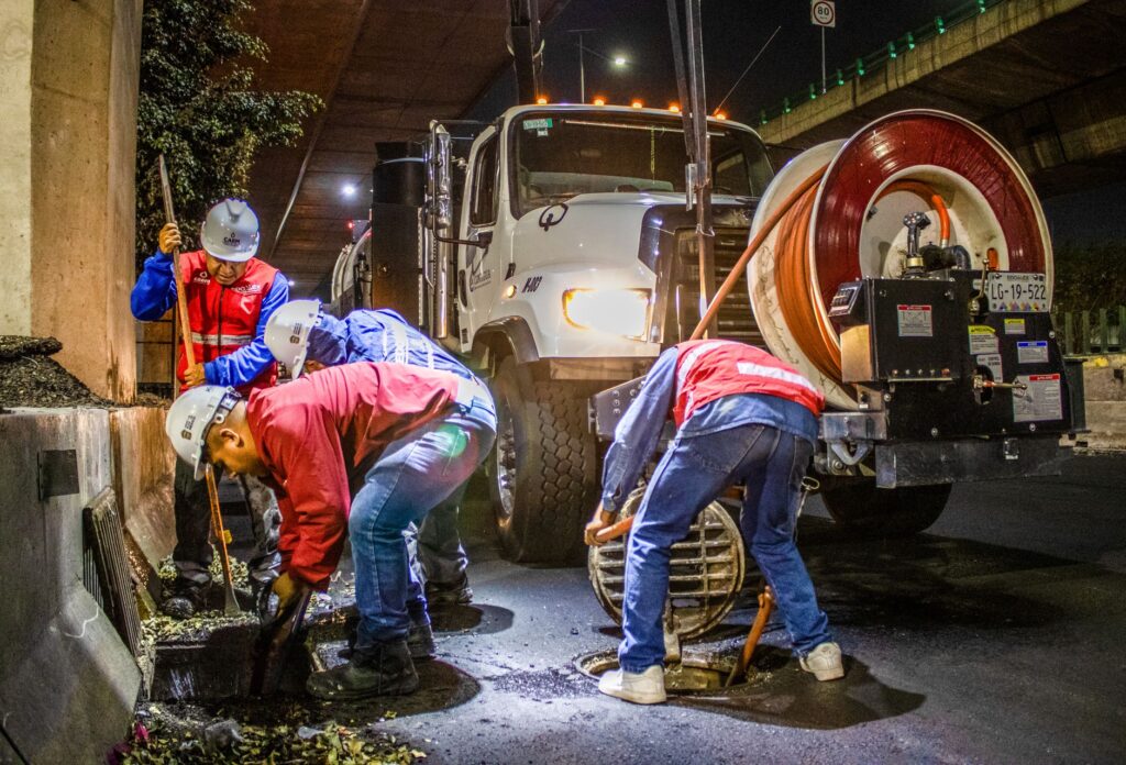 Déboucher une canalisation pleine de — canalisation bouchée outils de débouchage