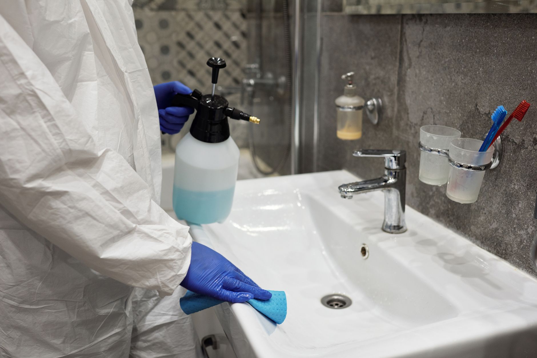 Destop dans les canalisations : temps d'action selon la gravité du bouchon — bouteille déboucheur dans un évier