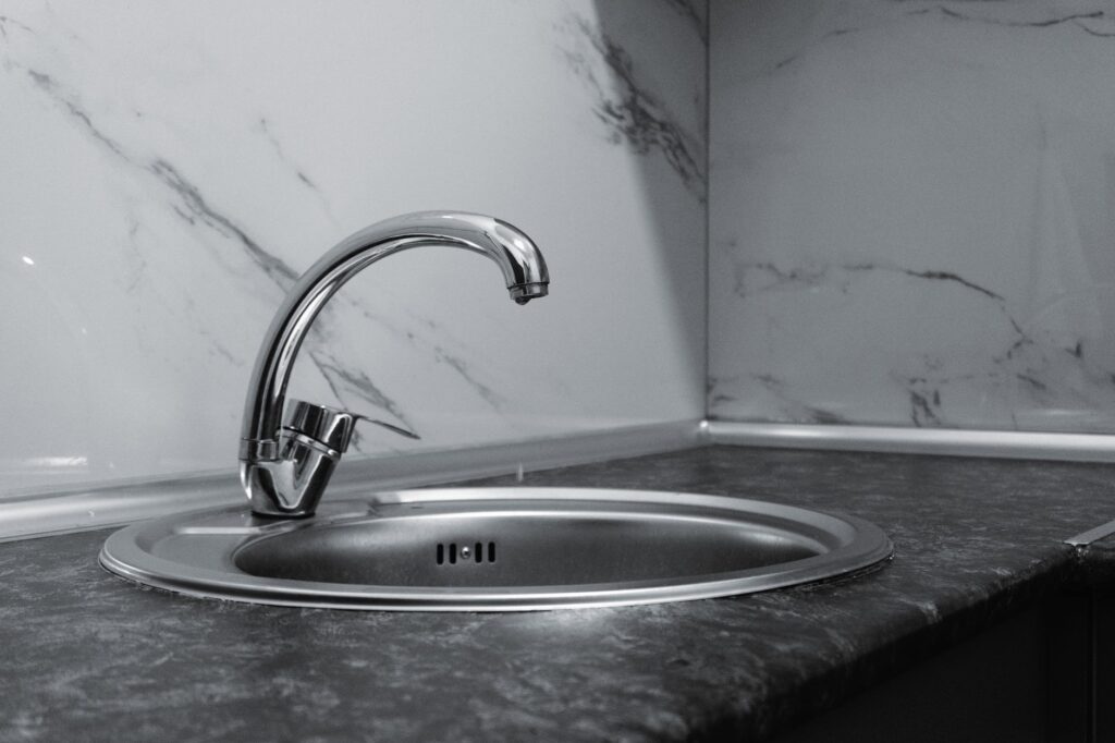 Prix d'un robinet pose, changement — plombier installant un robinet de cuisine