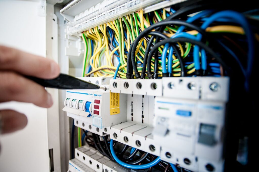 Qui fournit le disjoncteur de — installation de disjoncteur électrique