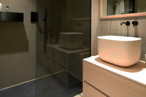 Salle de bain sans fenêtre — installation système de ventilation salle de bain