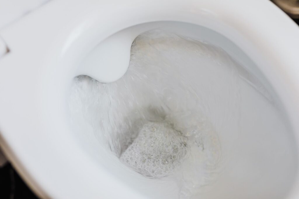 Déboucher des toilettes sans ventouse, — Déboucher des toilettes sans ventouse, avec du bicarbonate ou rapidement : les méthodes qui marchent