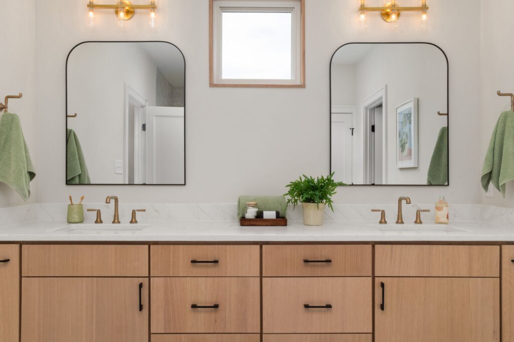 Hauteur d'un meuble de salle — Hauteur d'un meuble de salle de bain : standard, suspendu et avec vasque à poser