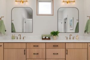 Hauteur d'un meuble de salle — Hauteur d'un meuble de salle de bain : standard, suspendu et avec vasque à poser